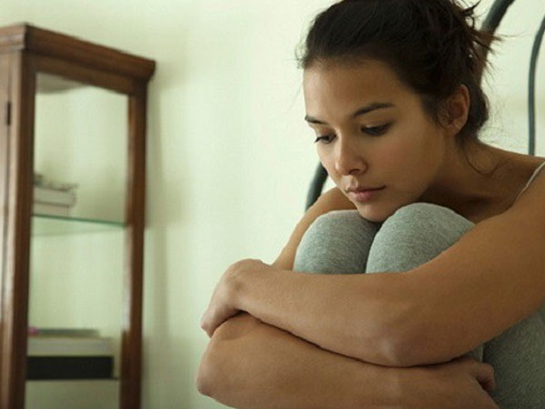 Khách đến khen: Con gái xinh xắn giống mẹ quá! mà mắt em cay cay chỉ chực khóc