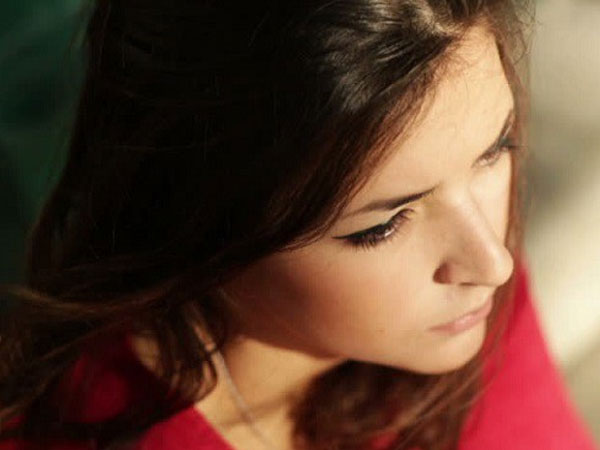 Khách đến khen: Con gái xinh xắn giống mẹ quá! mà mắt em cay cay chỉ chực khóc