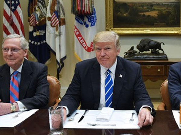 Đồng USD mất giá khi Tổng thống Trump chuẩn bị ký dự thảo luật thuế mới