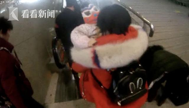 Mâu thuẫn với chồng và mẹ chồng, nàng dâu quẫn trí mang con 10 tháng tuổi đi bán