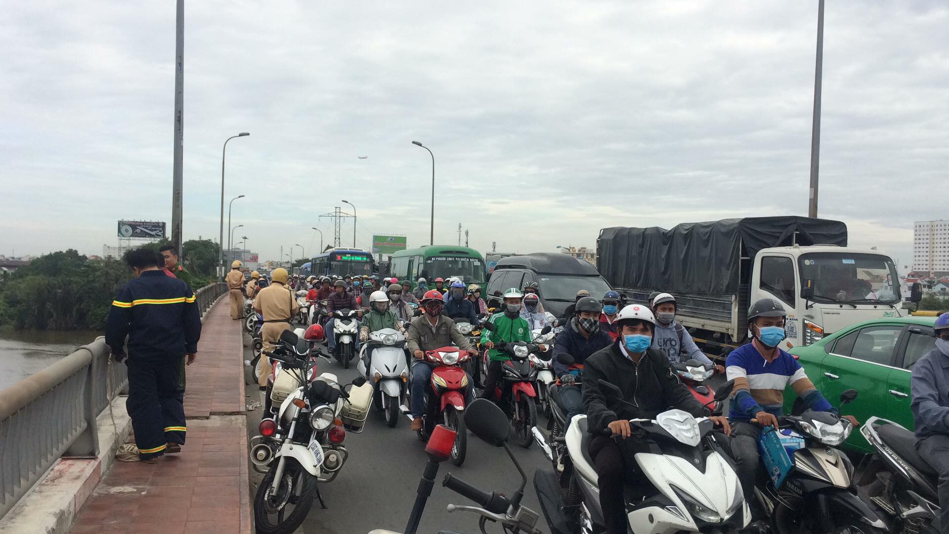 Nhiều người ngỡ ngàng khi thấy cô gái 20 tuổi gieo mình xuống sông Sài Gòn nghi tự tử