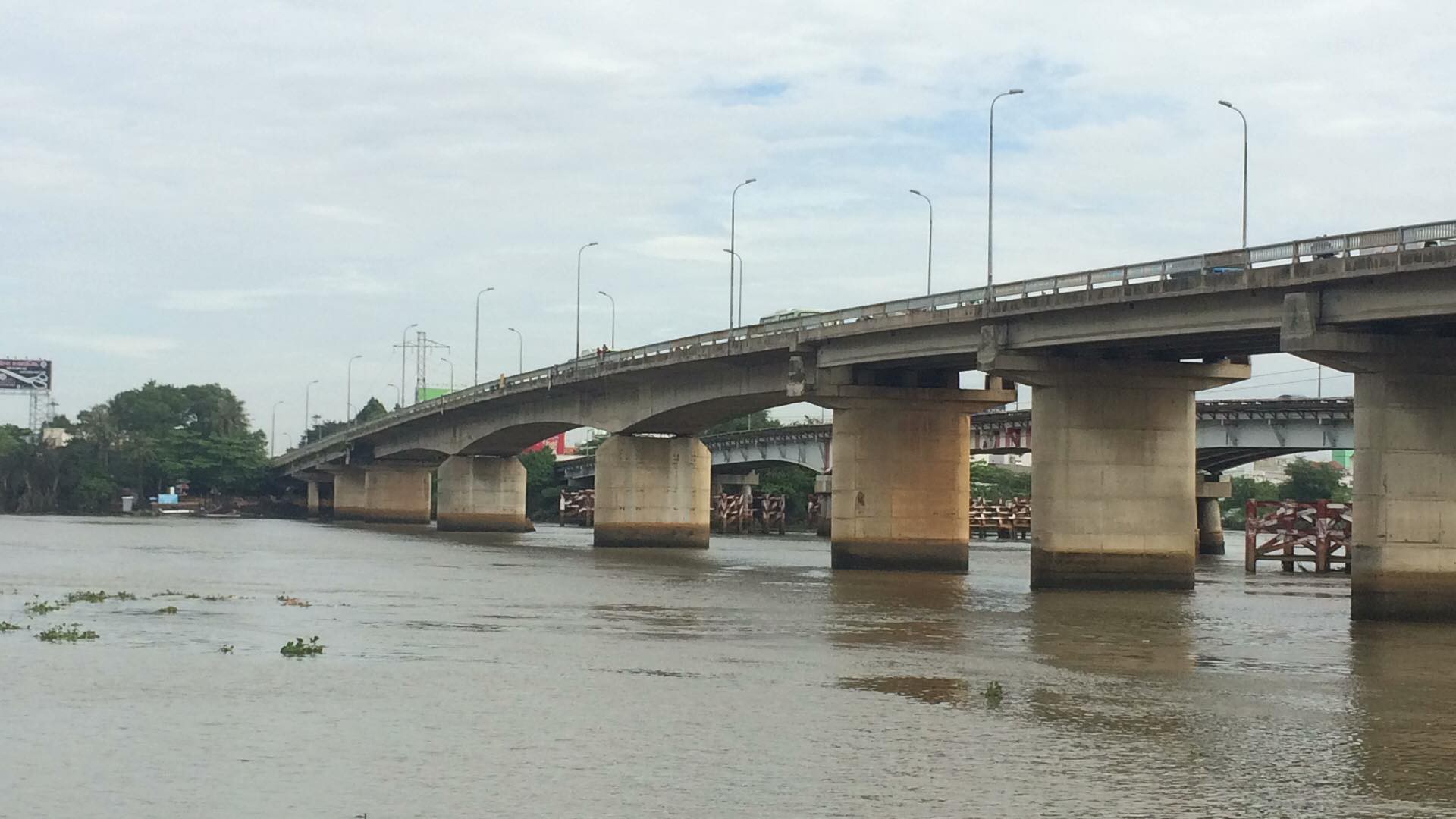 Nhiều người ngỡ ngàng khi thấy cô gái 20 tuổi gieo mình xuống sông Sài Gòn nghi tự tử