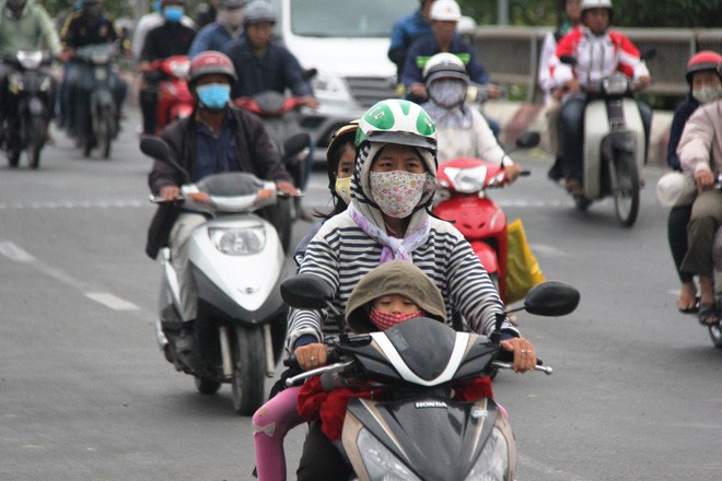 TP.HCM: Học sinh co ro, ngủ gục trên xe bố mẹ đi đến trường dưới thời tiết lạnh nhất năm