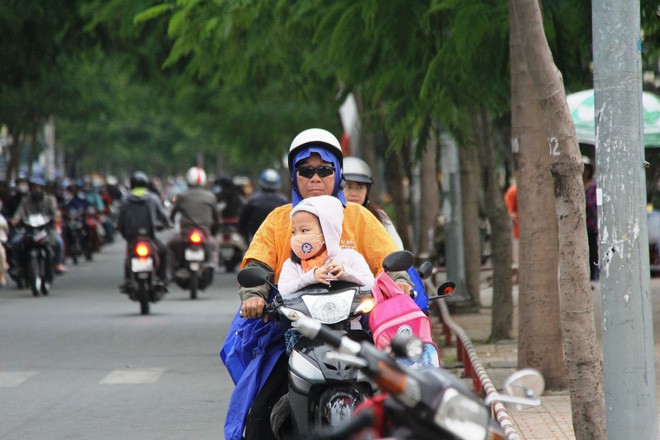 TP.HCM: Học sinh co ro, ngủ gục trên xe bố mẹ đi đến trường dưới thời tiết lạnh nhất năm