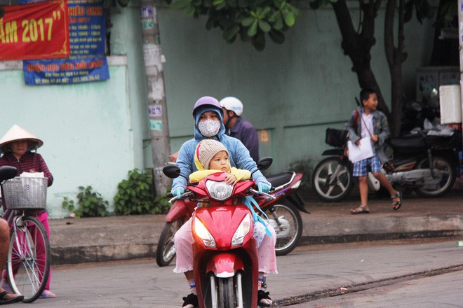 TP.HCM: Học sinh co ro, ngủ gục trên xe bố mẹ đi đến trường dưới thời tiết lạnh nhất năm