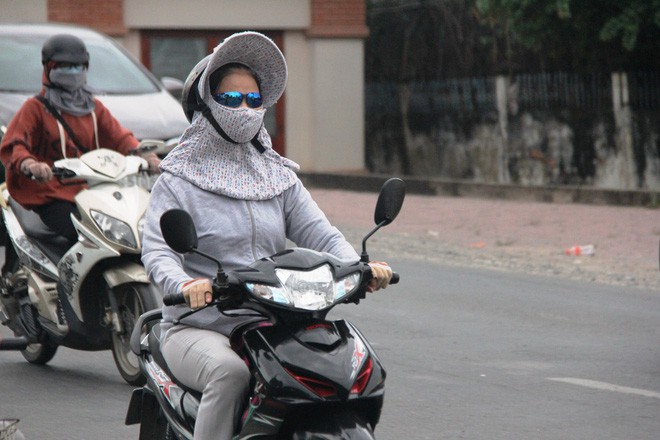 TP.HCM: Học sinh co ro, ngủ gục trên xe bố mẹ đi đến trường dưới thời tiết lạnh nhất năm