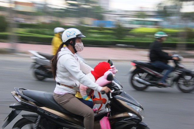 TP.HCM: Học sinh co ro, ngủ gục trên xe bố mẹ đi đến trường dưới thời tiết lạnh nhất năm