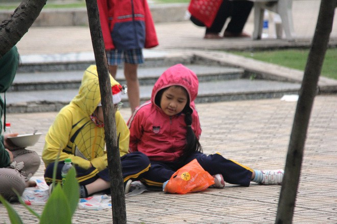 TP.HCM: Học sinh co ro, ngủ gục trên xe bố mẹ đi đến trường dưới thời tiết lạnh nhất năm