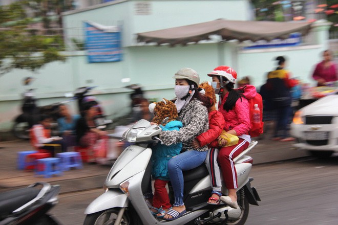 TP.HCM: Học sinh co ro, ngủ gục trên xe bố mẹ đi đến trường dưới thời tiết lạnh nhất năm