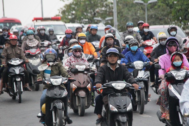 TP.HCM: Học sinh co ro, ngủ gục trên xe bố mẹ đi đến trường dưới thời tiết lạnh nhất năm