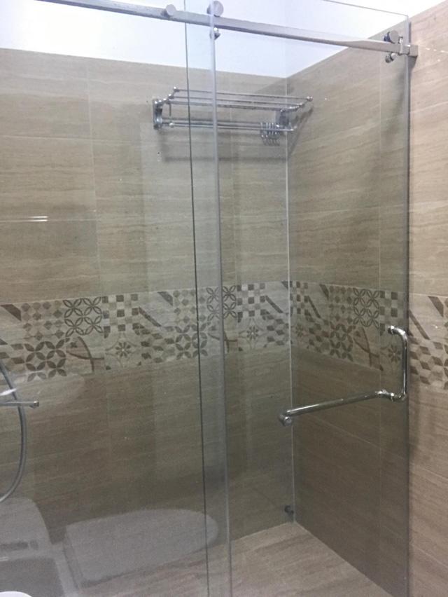 Bé trai 7 tuổi khóc thét khi kính cường lực nhà tắm bỗng dưng phát nổ