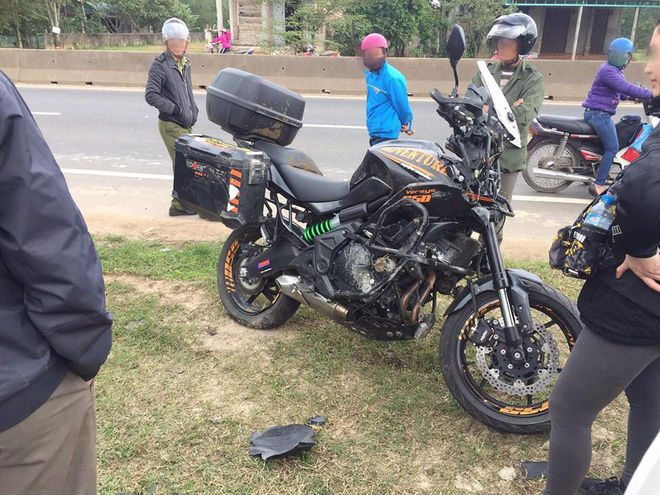 Phượt thủ SG ra HN mua motor, đang chạy xuyên Việt về thì đâm phải con bò khiến xe nát bét