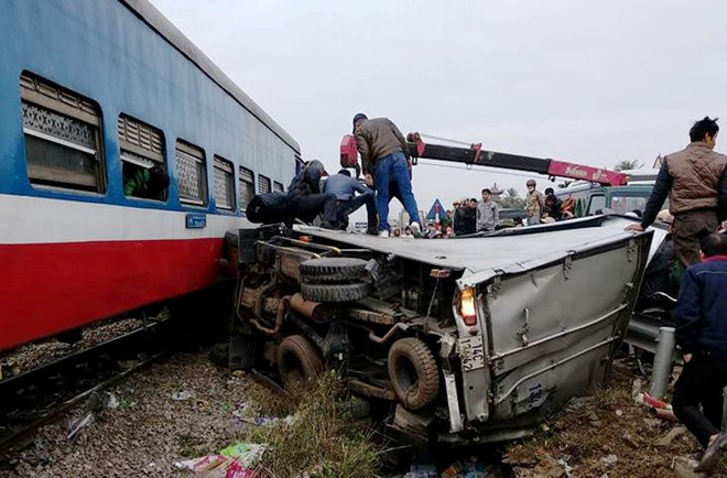 Tàu hỏa đâm biến dạng xe tải, tài xế trọng thương