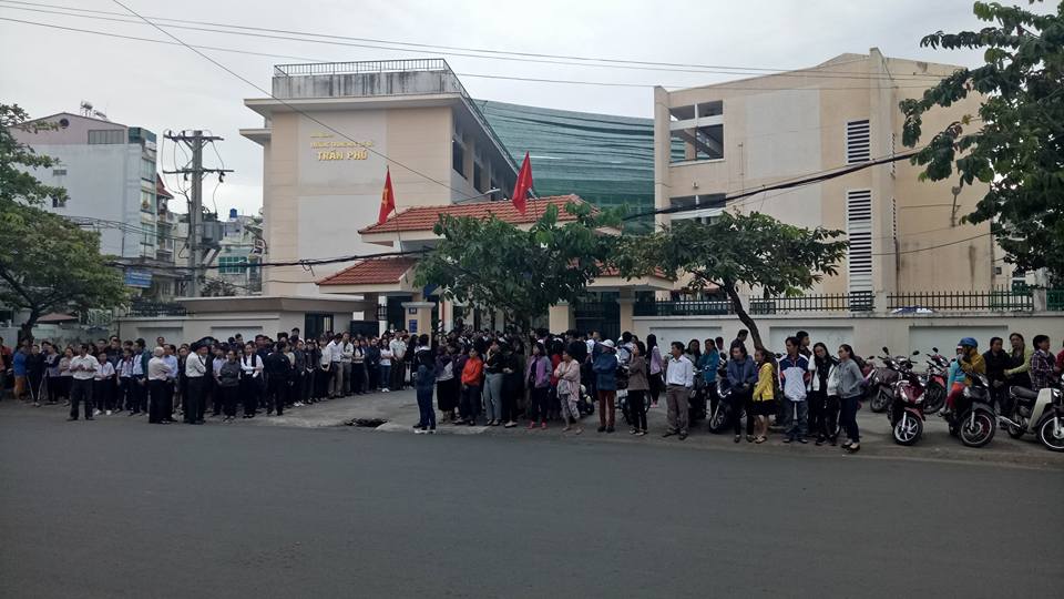 Hàng nghìn học sinh tiễn biệt thầy hiệu trưởng đột ngột qua đời Hàng nghìn học sinh tiễn biệt thầy hiệu trưởng đột ngột qua đời