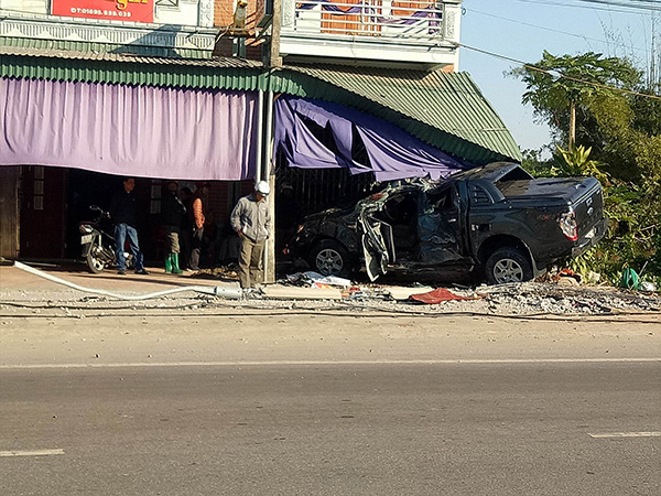 Xe bán tải húc sập cửa nhà dân, tài xế chết thảm