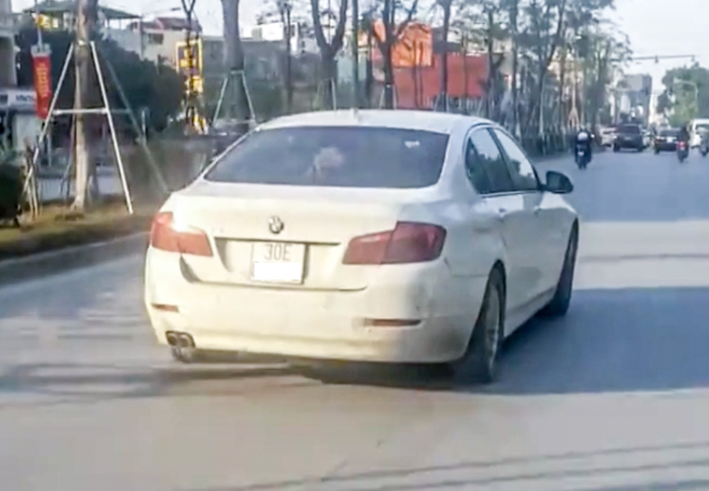 Clip: Xe BMW bị thủng cả 2 lốp sau vẫn chạy phăm phăm trên phố