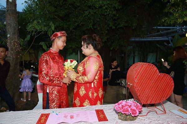 3 cô dâu hạnh phúc nhất năm dù quá khổ nhưng vẫn kiếm được chú rể soái ca