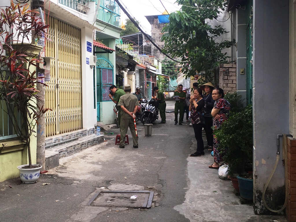 Thanh niên đâm gục hai cha con ở SG rồi hô cướp...cướp