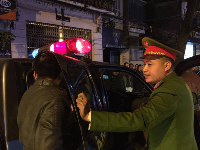 Hà Nội: Đến giải cứu người nhà gây tai nạn giao thông, thanh niên rút dao chém người giữa phố