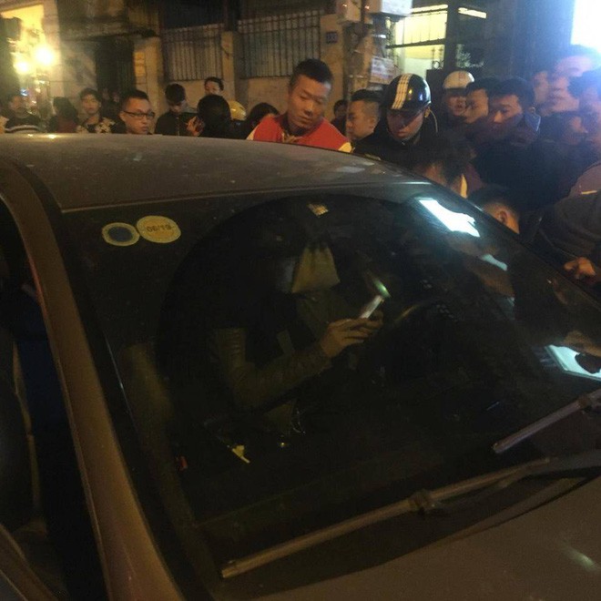 Hà Nội: Đến giải cứu người nhà gây tai nạn giao thông, thanh niên rút dao chém người giữa phố