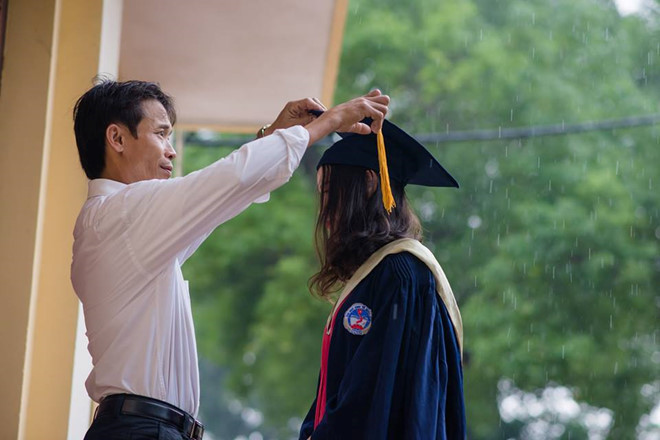 Cha mang cọc tiền lẻ mua hồi môn và loạt ảnh khiến người xem bật khóc