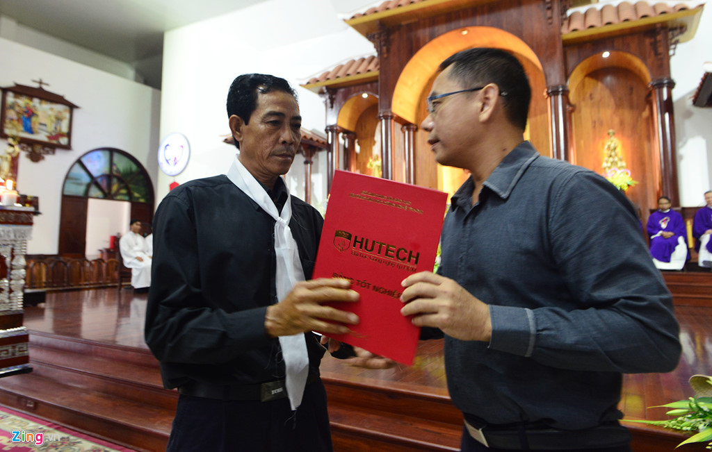 Cha mang cọc tiền lẻ mua hồi môn và loạt ảnh khiến người xem bật khóc