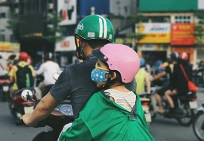 Cha mang cọc tiền lẻ mua hồi môn và loạt ảnh khiến người xem bật khóc