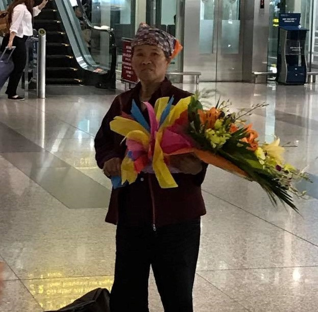 Cha mang cọc tiền lẻ mua hồi môn và loạt ảnh khiến người xem bật khóc