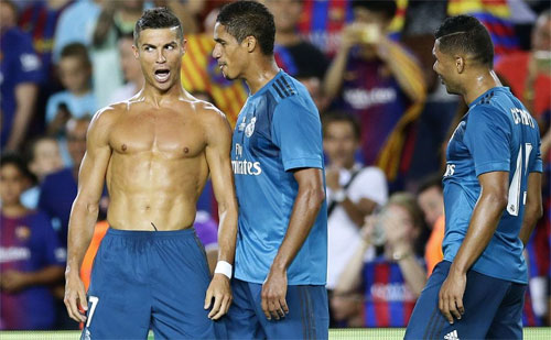 Ronaldo trượt dốc sau khi bắt chước màn phơi áo của Messi