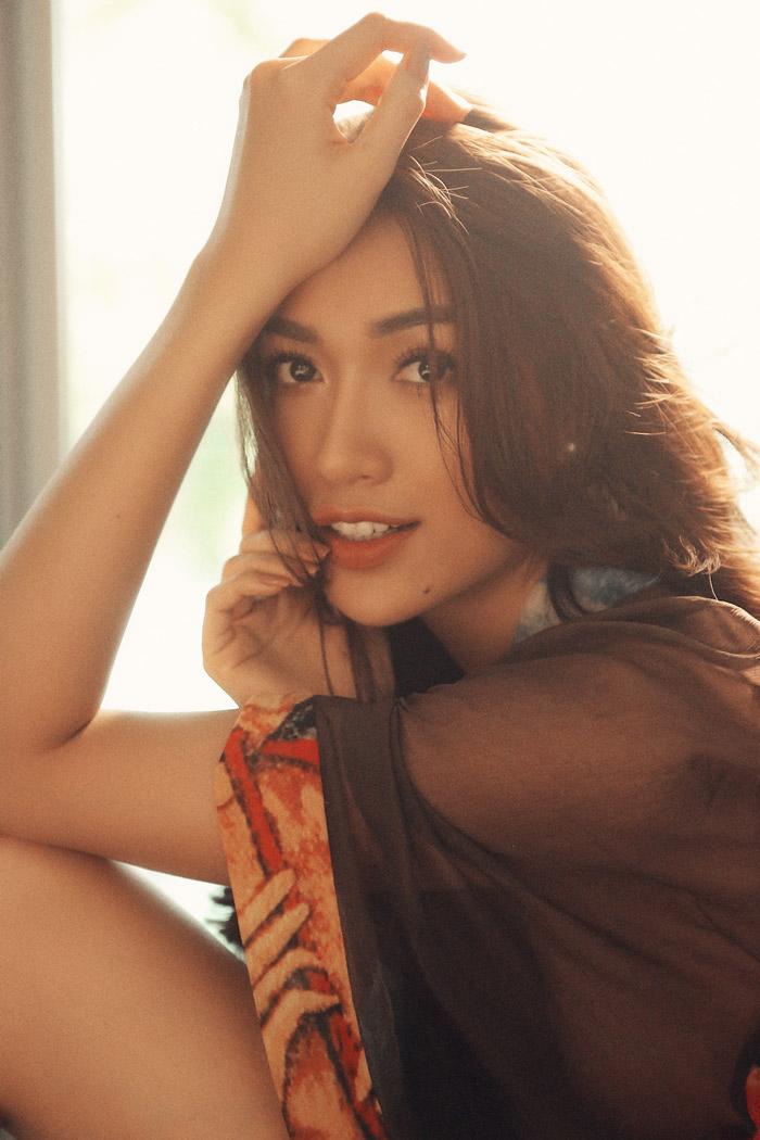 Á hậu Lệ Hằng diện váy ngủ vẫn đẹp nao lòng