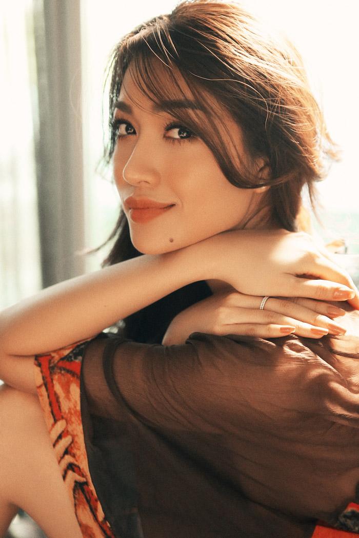 Á hậu Lệ Hằng diện váy ngủ vẫn đẹp nao lòng