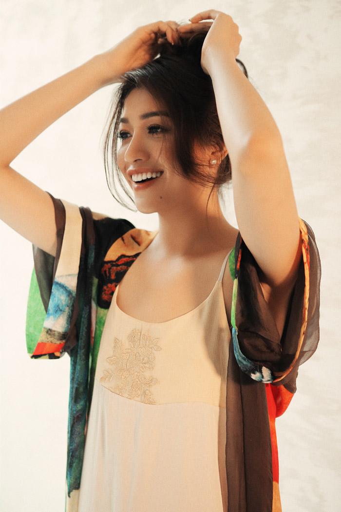 Á hậu Lệ Hằng diện váy ngủ vẫn đẹp nao lòng