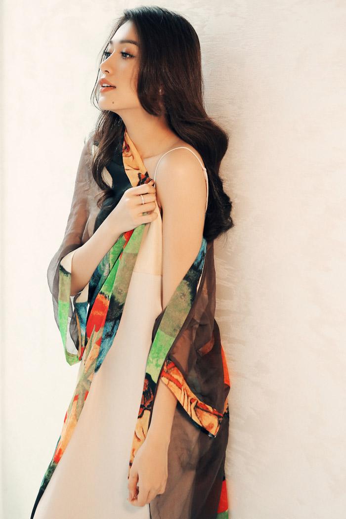 Á hậu Lệ Hằng diện váy ngủ vẫn đẹp nao lòng