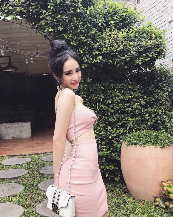 Angela Phương Trinh phủ nhận bơm mông, khẳng định vòng ba hoàn toàn tự nhiên Angela Phương Trinh phủ nhận bơm mông, khẳng định vòng ba hoàn toàn tự nhiên