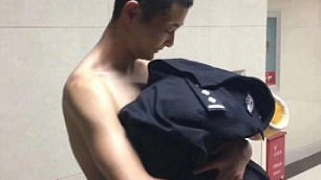 Bất chấp cái giá lạnh dưới 0 độ, anh cảnh sát này vẫn cởi bỏ đồng phục, lý do sẽ khiến ai nấy xúc động