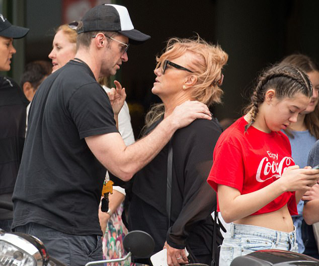 Ngày càng thành công nhưng Hugh Jackman vẫn là ông chồng giản dị, hết mực yêu vợ