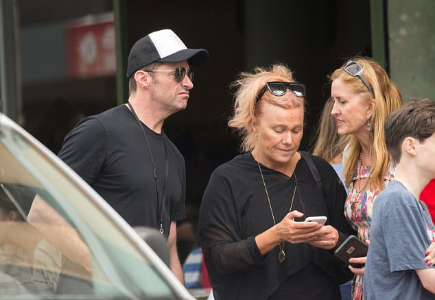 Ngày càng thành công nhưng Hugh Jackman vẫn là ông chồng giản dị, hết mực yêu vợ