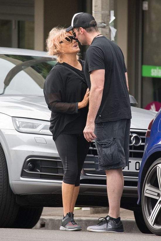 Ngày càng thành công nhưng Hugh Jackman vẫn là ông chồng giản dị, hết mực yêu vợ