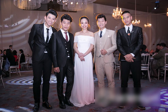 Thành viên nhóm nhạc OPlus làm đám cưới với bà xã giảng viên