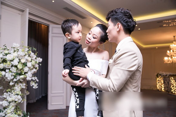 Thành viên nhóm nhạc OPlus làm đám cưới với bà xã giảng viên Thành viên nhóm nhạc OPlus làm đám cưới với bà xã giảng viên