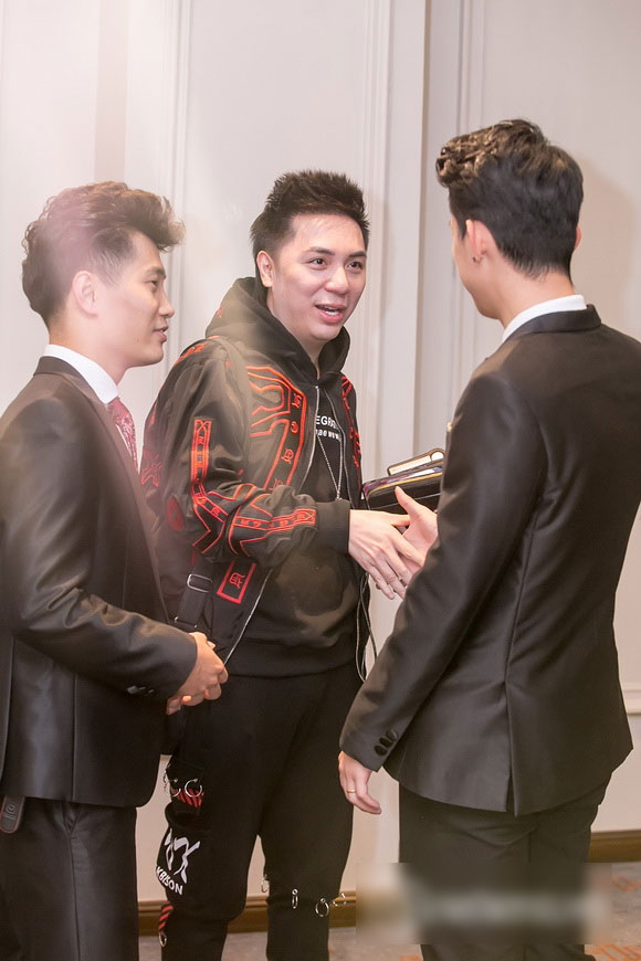 Thành viên nhóm nhạc OPlus làm đám cưới với bà xã giảng viên