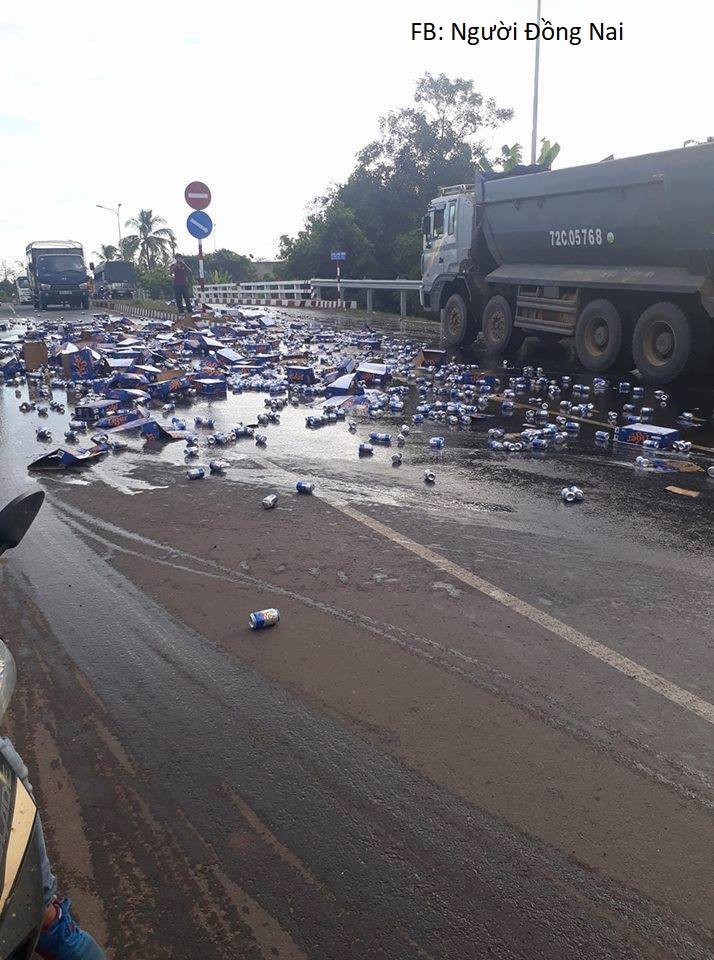 Chuyện tử tế: Hàng ngàn lon bia đổ ra đường, người dân chung tay thu dọn giúp tài xế