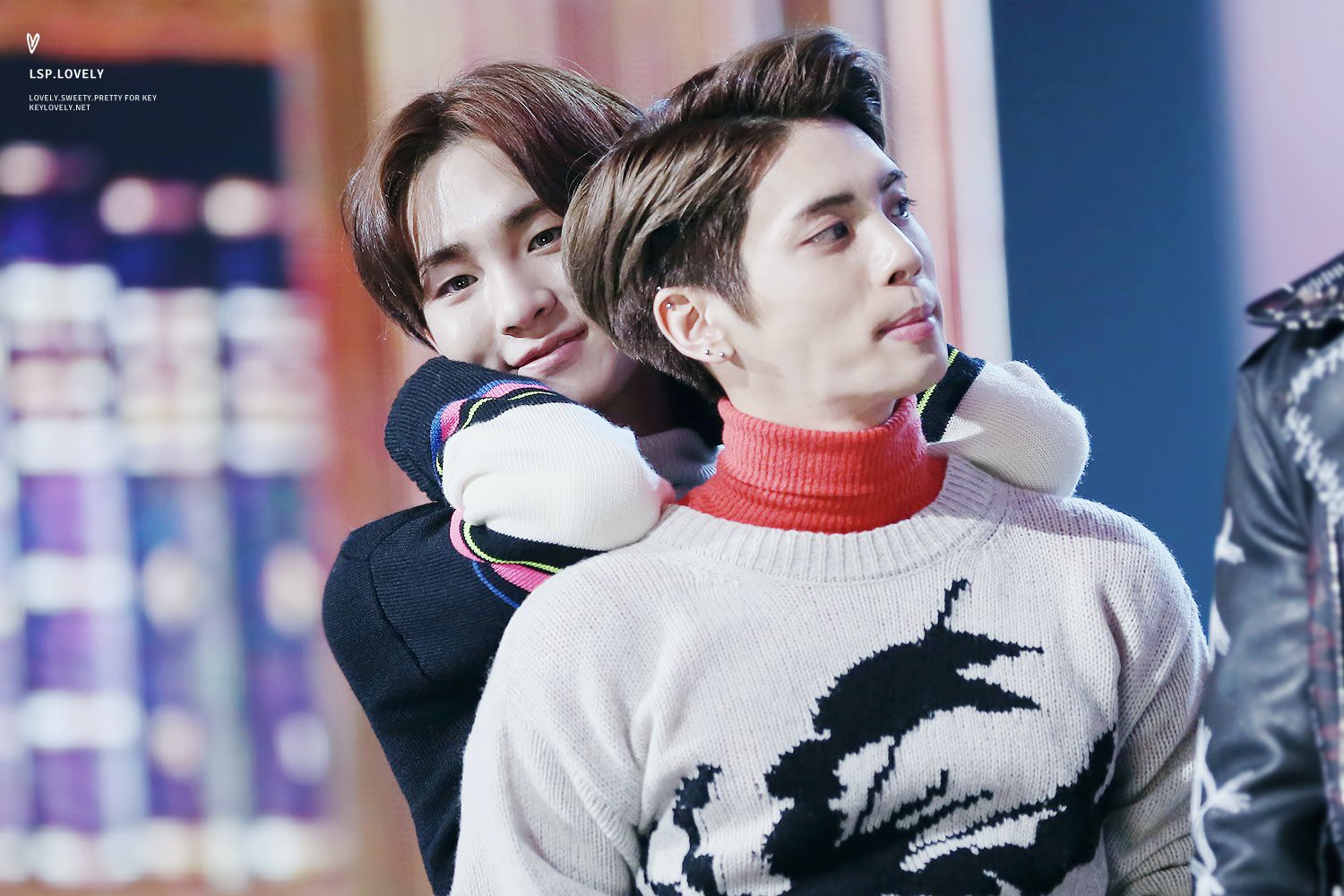 Nghẹn ngào bức thư tay Key gửi Jonghyun: Em sẽ chăm sóc mẹ, chị của anh như gia đình mình