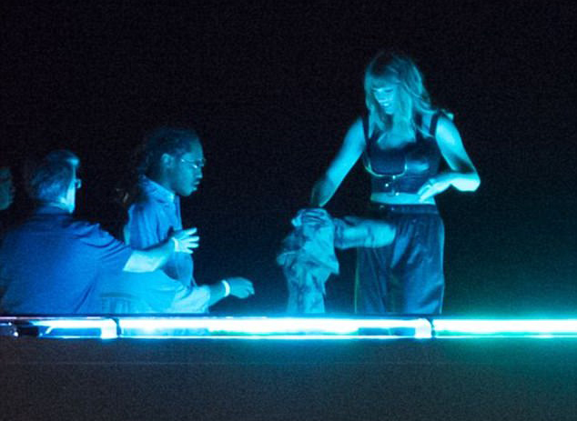 Taylor Swift gây đồn đoán với vòng một đồ sộ