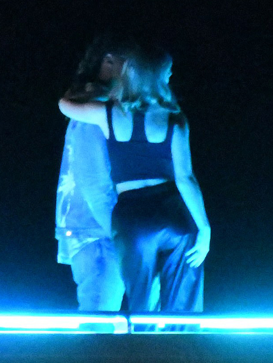 Taylor Swift gây đồn đoán với vòng một đồ sộ