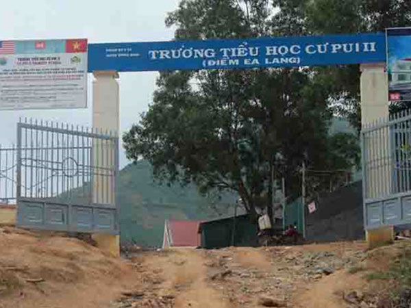 Nhiều nữ sinh mắc bệnh lạ, bất ngờ la hét rồi bỏ chạy khỏi lớp học