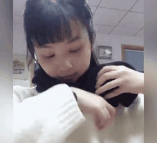 Hội chị em rộ trào lưu lấy khăn quàng cổ tạo vòng một đầy đặn