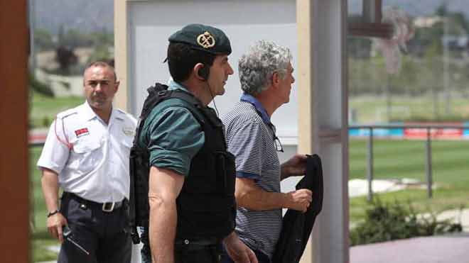 Siêu kinh điển Real - Barca: Vấn nạn trọng tài, hối lộ bằng tiền và gái gọi