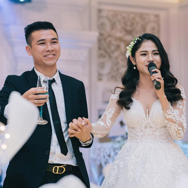 Hôn thê xinh đẹp, gợi cảm khiến loạt cầu thủ xứ Nghệ run chân sút