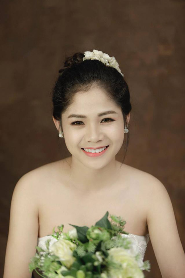 Hôn thê xinh đẹp, gợi cảm khiến loạt cầu thủ xứ Nghệ run chân sút